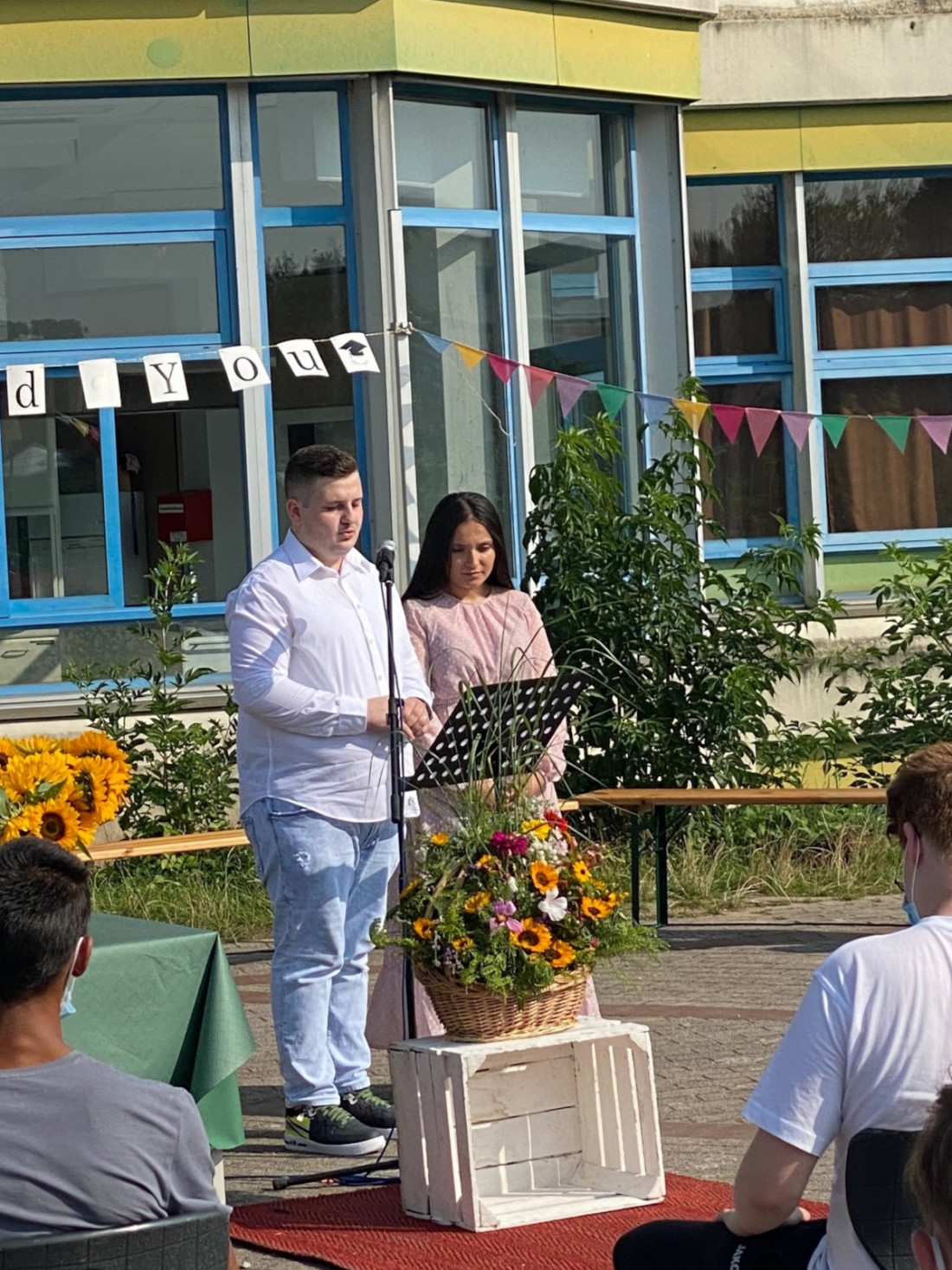Schülersprecher Rojin Melek Bozkurt und David Eichouh verabschieden die Absolventen.
